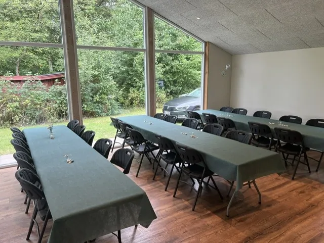 Spiseopstilling i havestuen med panoramavinduer